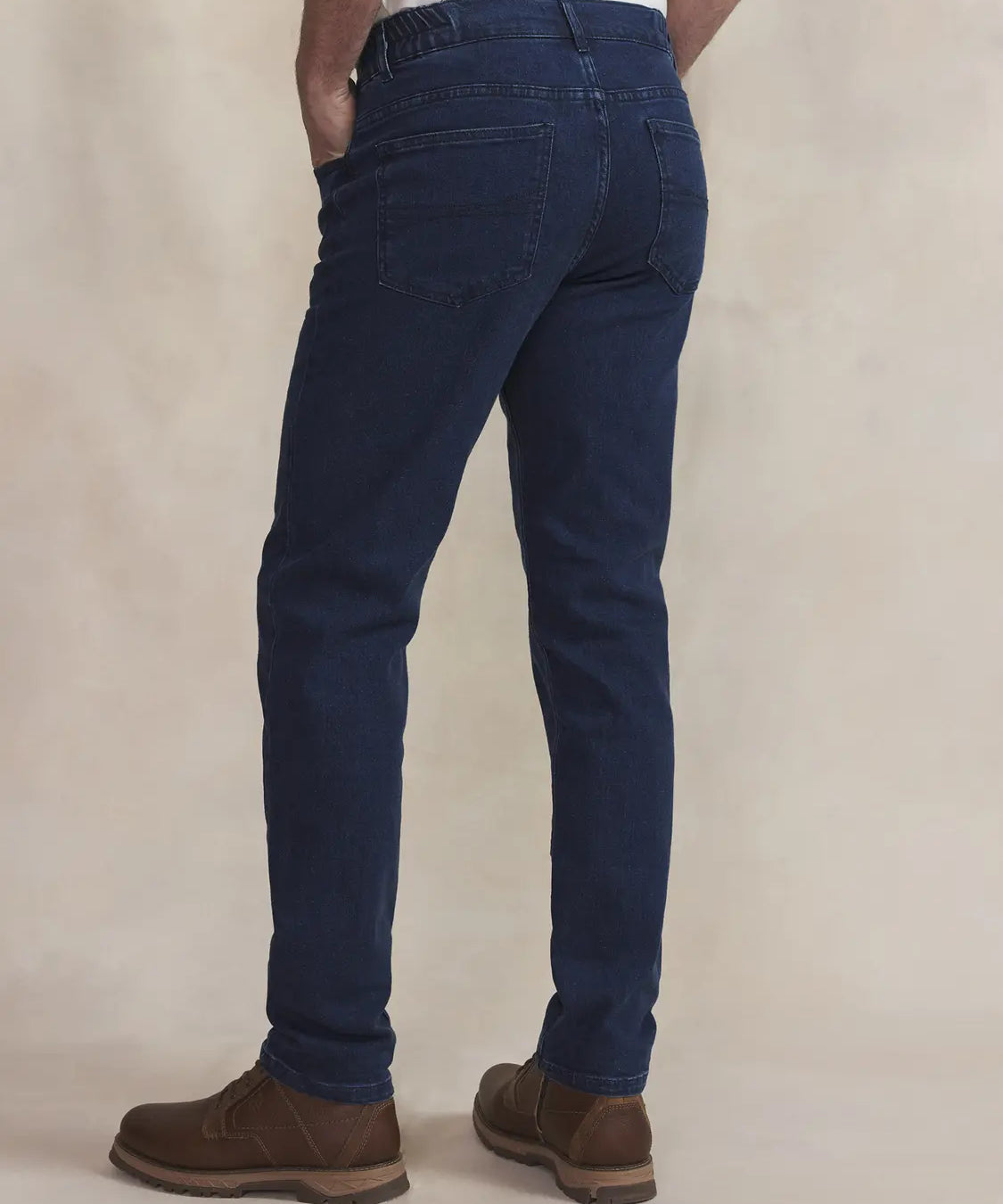Vue de dos du jean slim indigo TBS Benjipoc montrant les poches plaquées et l'élasticité à la ceinture