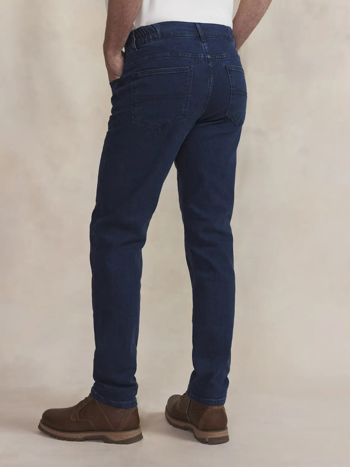 Vue de dos du jean slim indigo TBS Benjipoc montrant les poches plaquées et l'élasticité à la ceinture
