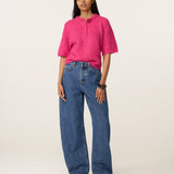 Silhouette complète portée avec le jean taille haute bleu moyen Betty Barrel FABIENNE CHAPOT et mocassins noirs