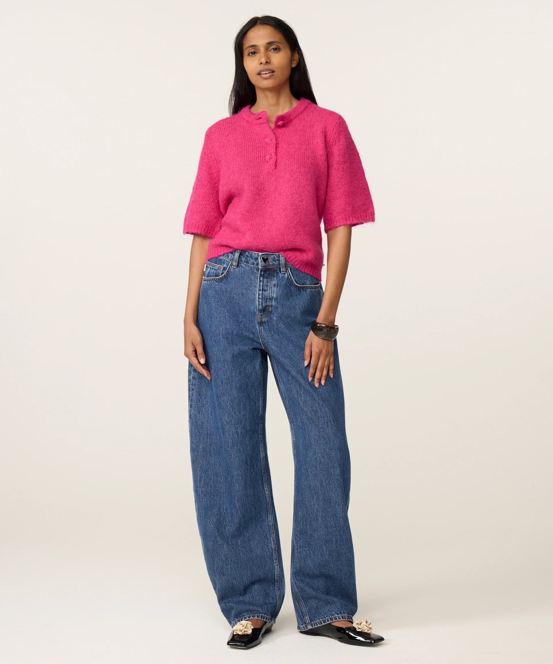 Silhouette complète portée avec le jean taille haute bleu moyen Betty Barrel FABIENNE CHAPOT et mocassins noirs