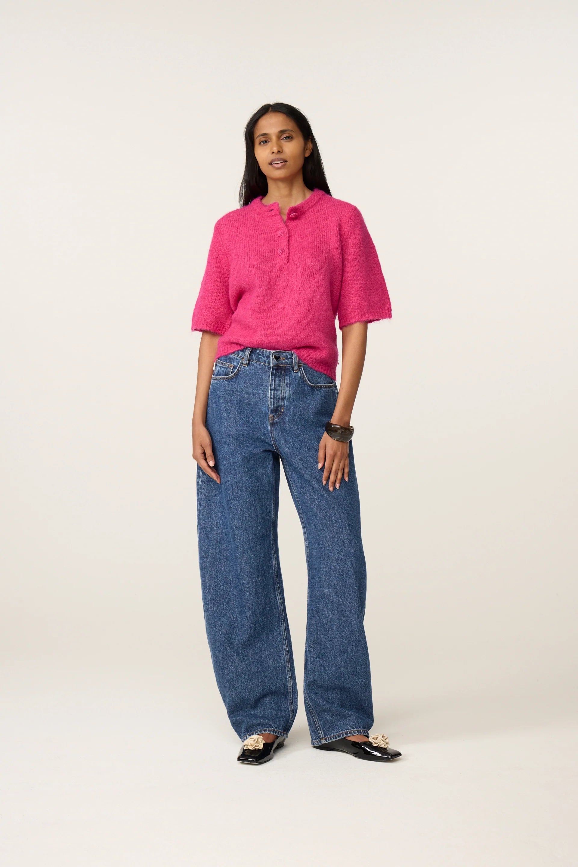 Silhouette complète portée avec le jean taille haute bleu moyen Betty Barrel FABIENNE CHAPOT et mocassins noirs