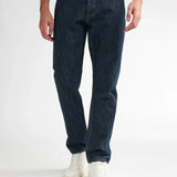 Jean homme tapered bleu délavé Russel PETROL INDUSTRIES présenté de face avec baskets
