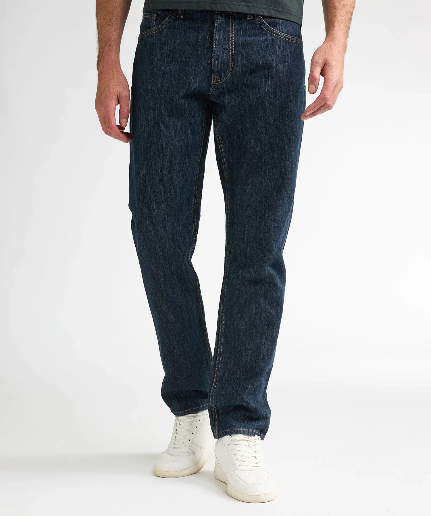 Jean homme tapered bleu délavé Russel PETROL INDUSTRIES présenté de face avec baskets