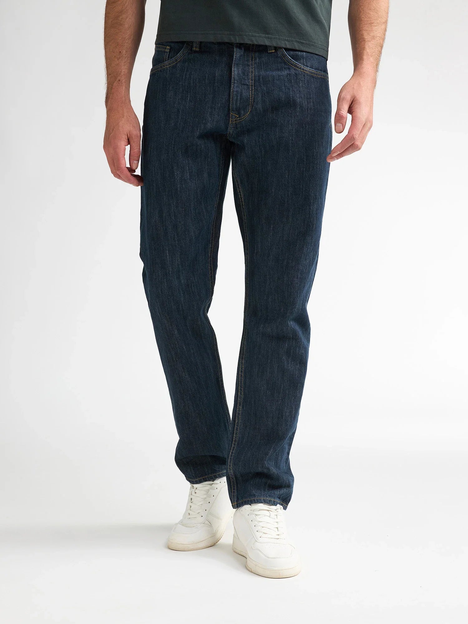 Jean homme tapered bleu délavé Russel PETROL INDUSTRIES présenté de face avec baskets