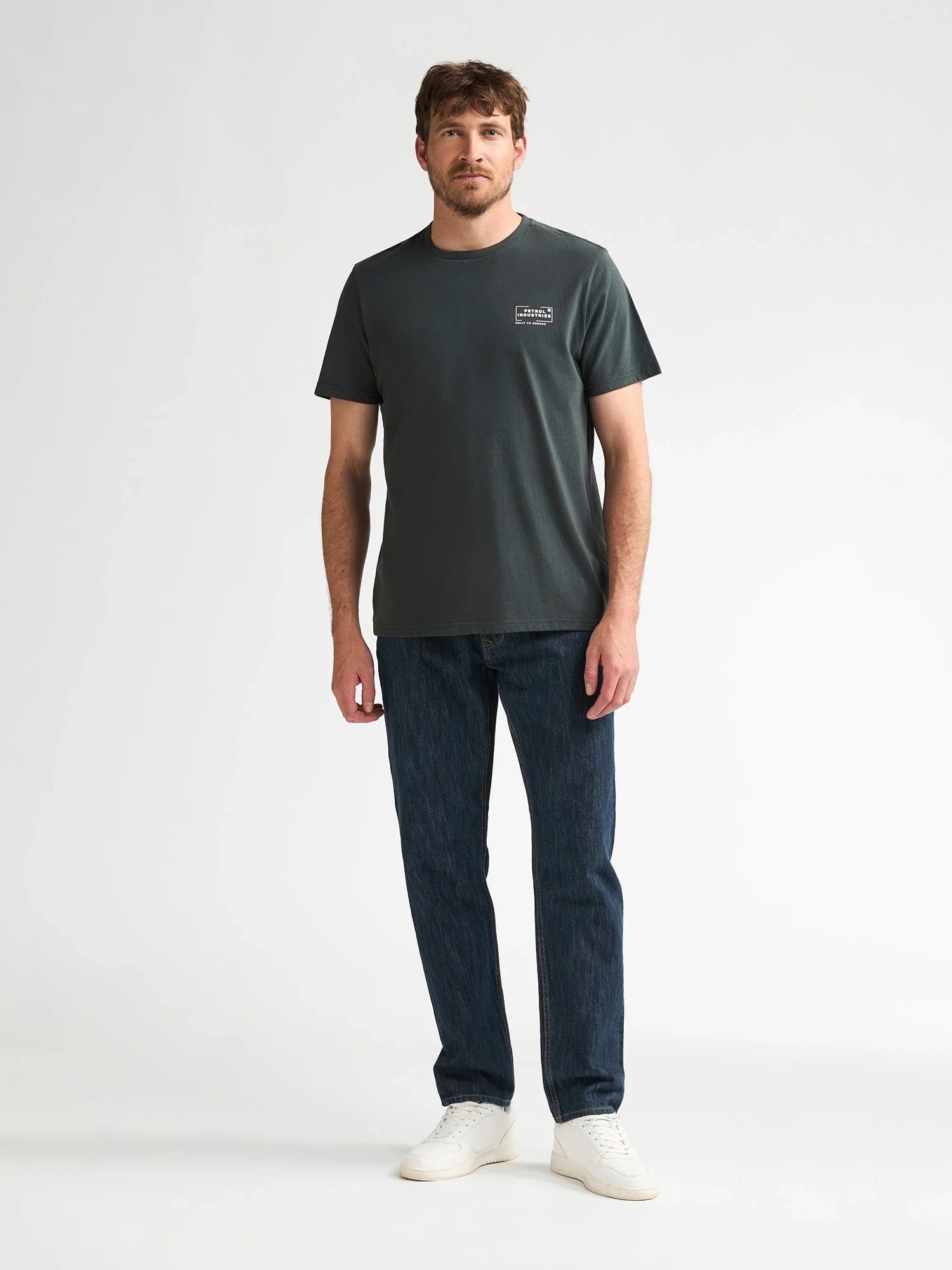 Silhouette homme portant le jean tapered Russel PETROL INDUSTRIES et un haut sombre
