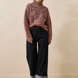 Vue d'ensemble du look avec le jean large Gawson brut LA FÉE MARABOUTÉE et un pull en maille chenillée