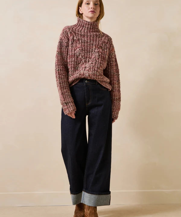 Vue d'ensemble du look avec le jean large Gawson brut LA FÉE MARABOUTÉE et un pull en maille chenillée