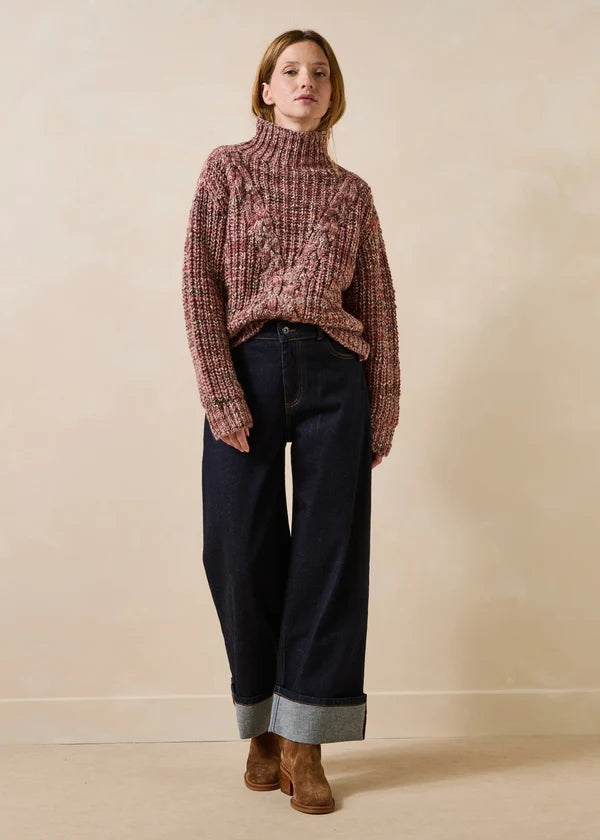 Vue d'ensemble du look avec le jean large Gawson brut LA FÉE MARABOUTÉE et un pull en maille chenillée