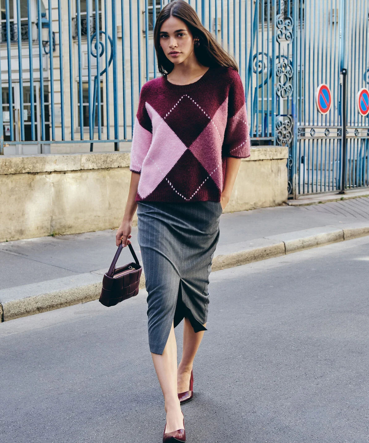 Jupe crayon taille haute gris foncé MORGAN Jcosy fendue longueur 3/4 portée avec un pull ample en maille et des escarpins