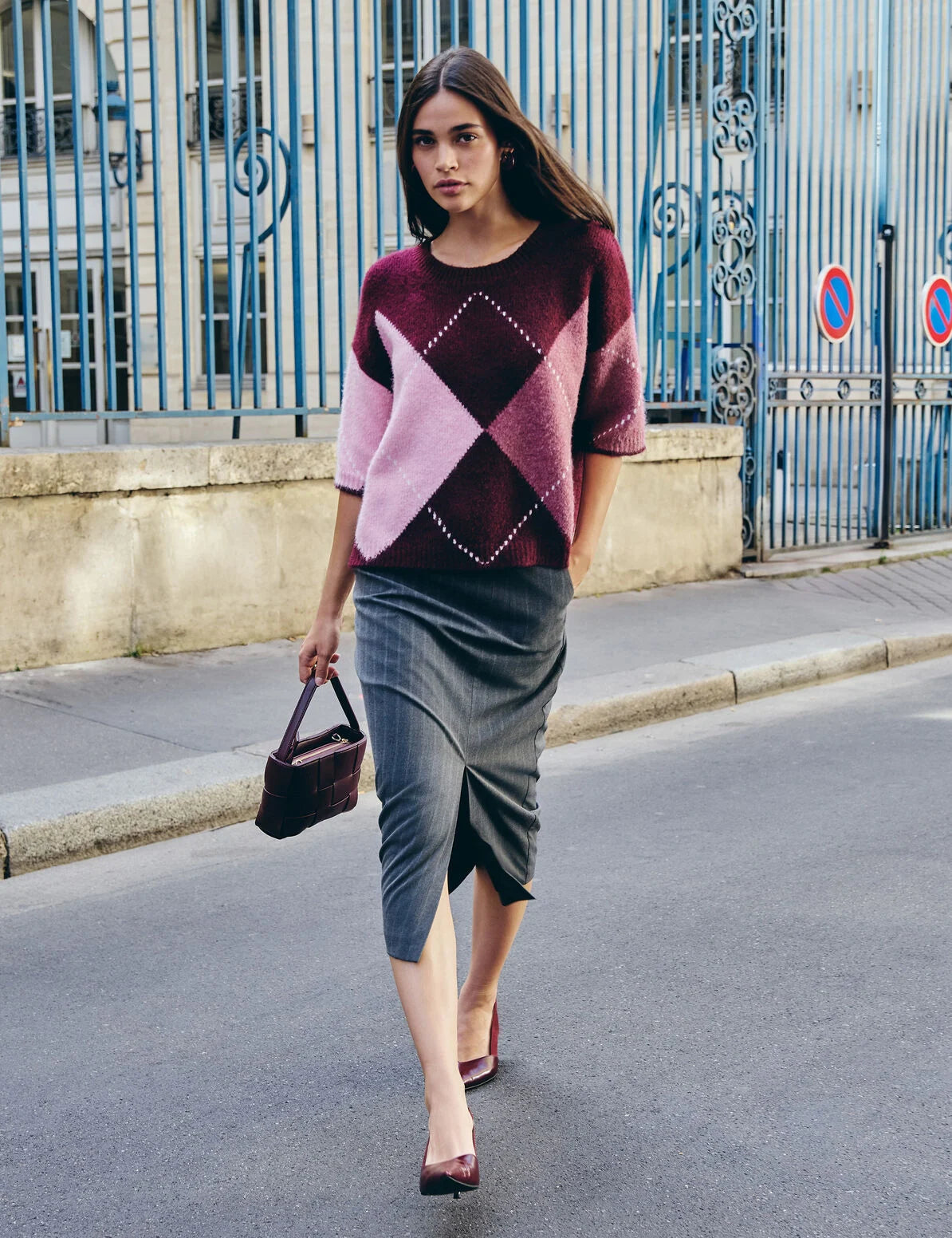 Jupe crayon taille haute gris foncé MORGAN Jcosy fendue longueur 3/4 portée avec un pull ample en maille et des escarpins