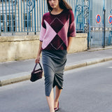 Jupe crayon taille haute gris foncé MORGAN Jcosy fendue longueur 3/4 portée avec un pull ample en maille et des escarpins