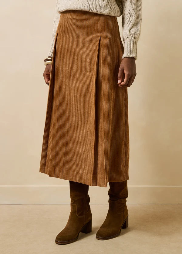 Visuel porté de face de la jupe midi en velours côtelé cognac LA FÉE MARABOUTÉE Genaro avec un pull en maille et des bottes