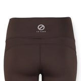 Gros plan sur la ceinture haute au dos et le logo argenté réfléchissant du legging NO NAME Carter