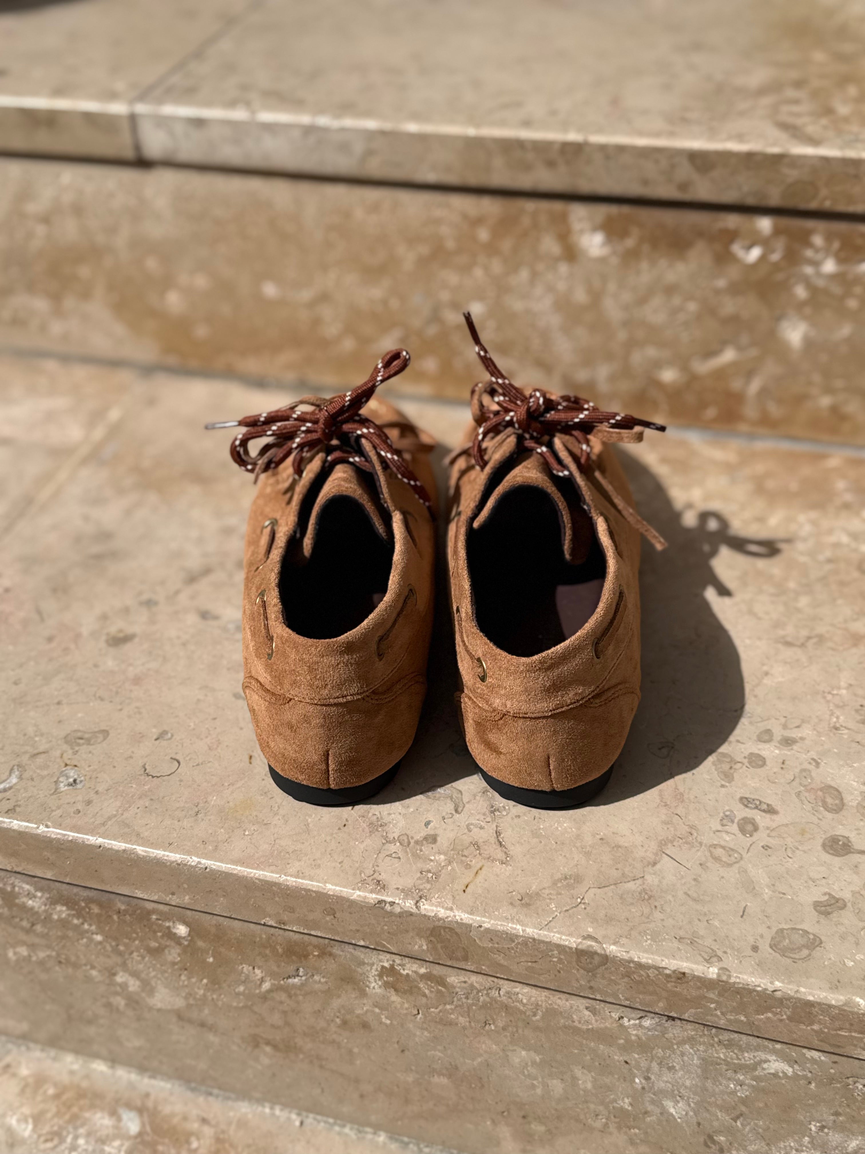 Vue arrière des mocassins camel en daim LORA posés sur des marches