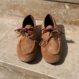 Vue de face des mocassins camel LORA montrant les surpiqûres et les lacets tressés