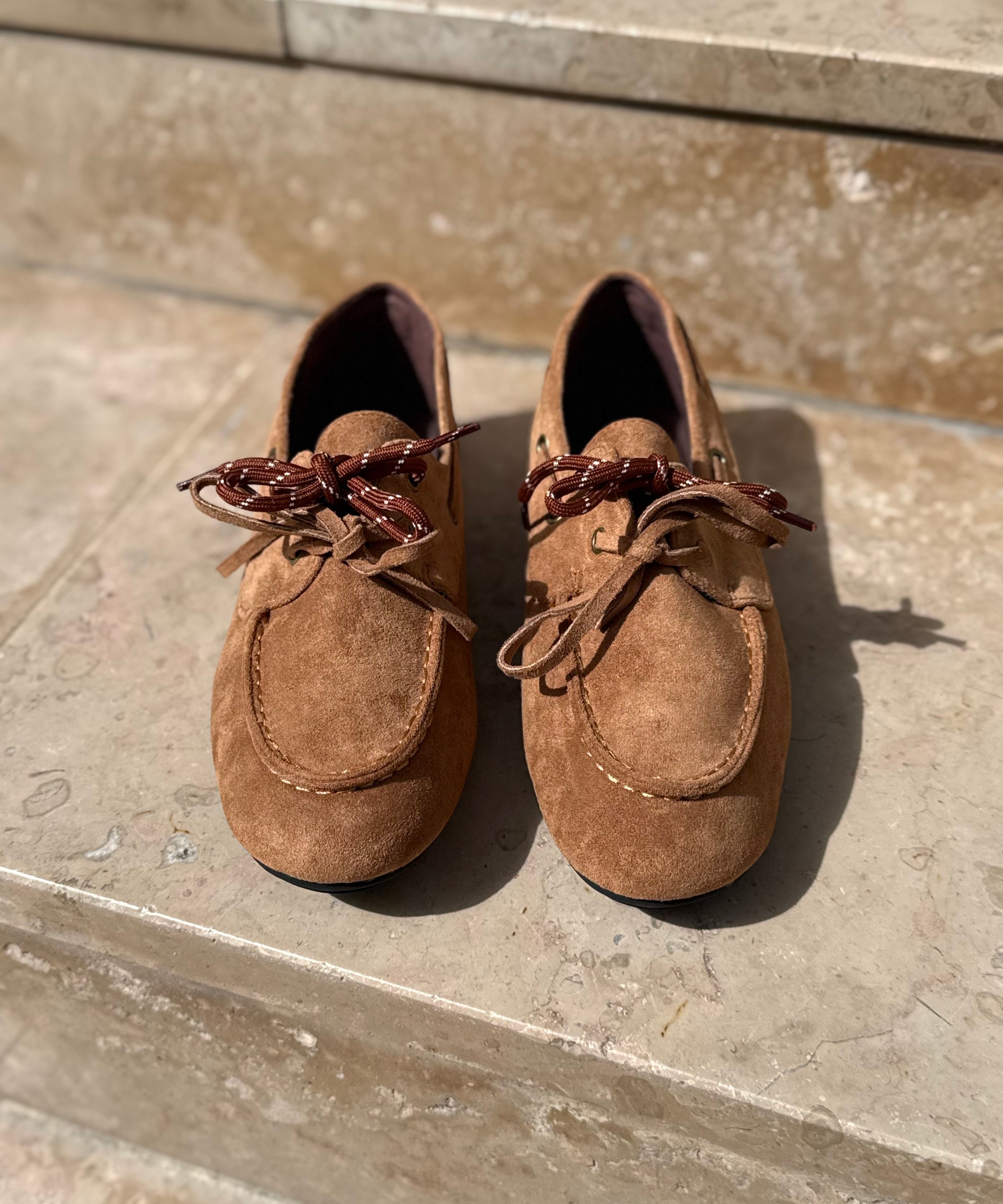 Vue de face des mocassins camel LORA montrant les surpiqûres et les lacets tressés