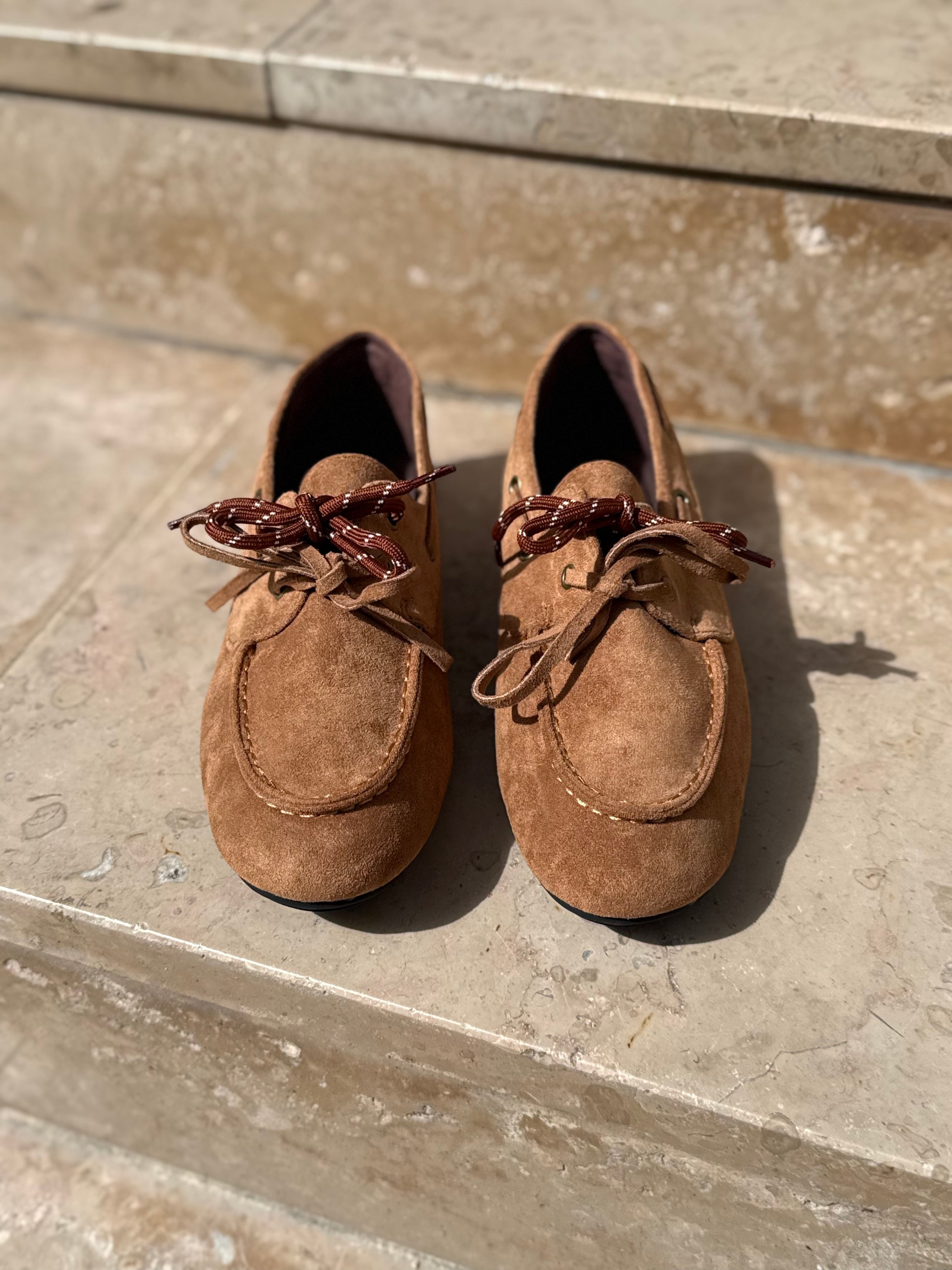 Vue de face des mocassins camel LORA montrant les surpiqûres et les lacets tressés