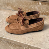 Vue de profil du mocassin camel LORA soulignant les œillets et le laçage latéral