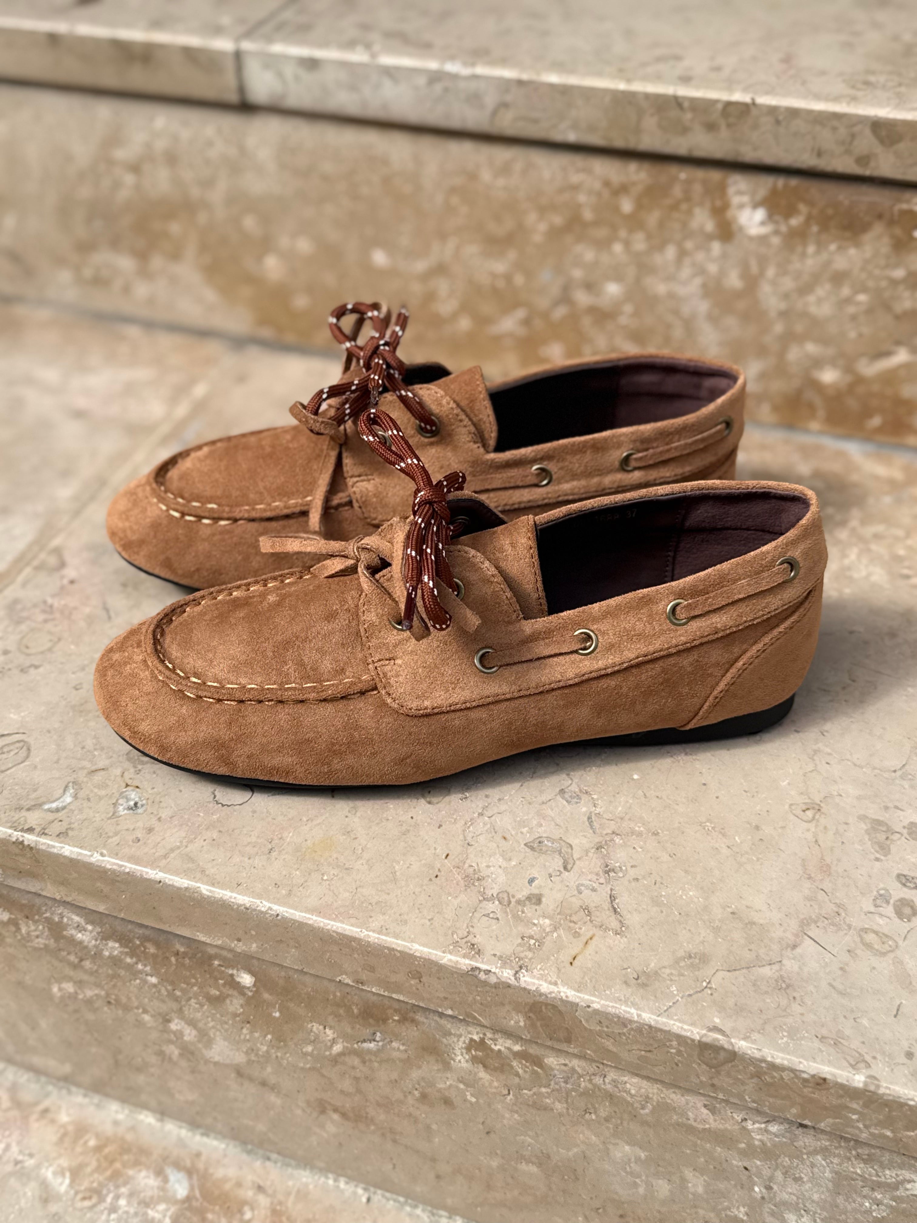 Vue de profil du mocassin camel LORA soulignant les œillets et le laçage latéral