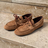 Paire de mocassins en daim camel LORA présentés de trois-quarts