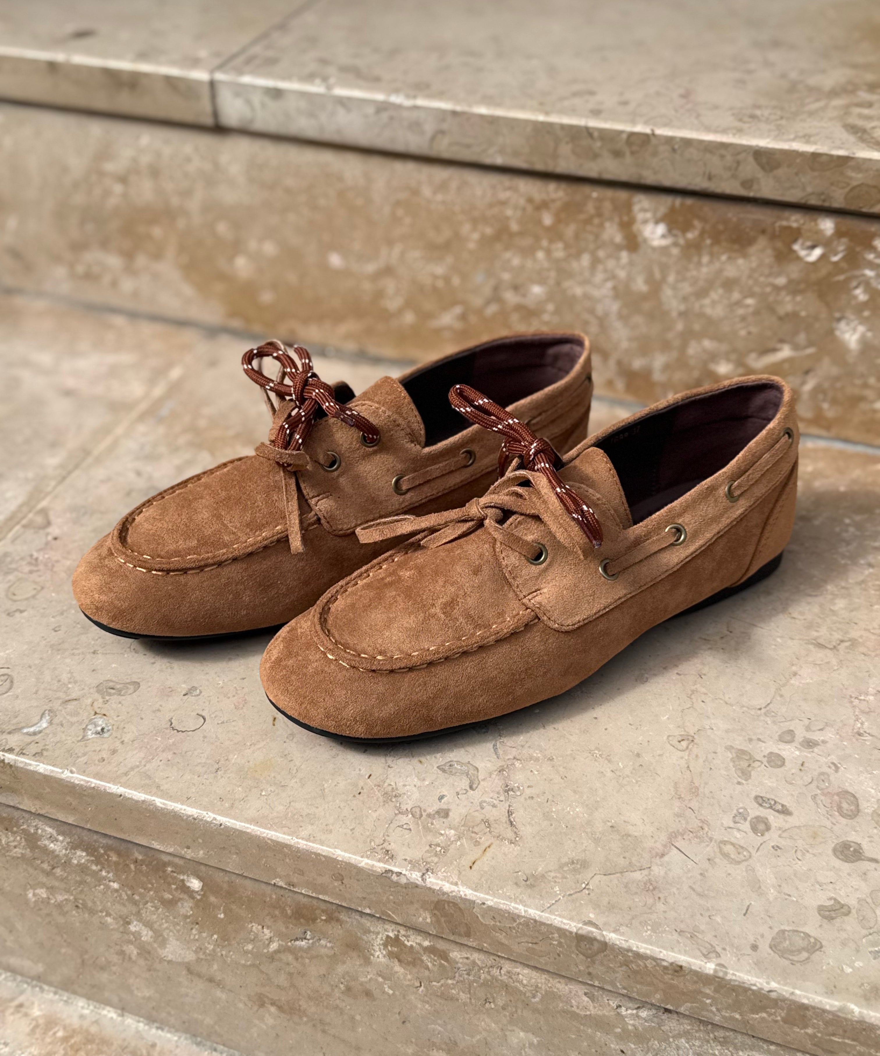 Paire de mocassins en daim camel LORA présentés de trois-quarts