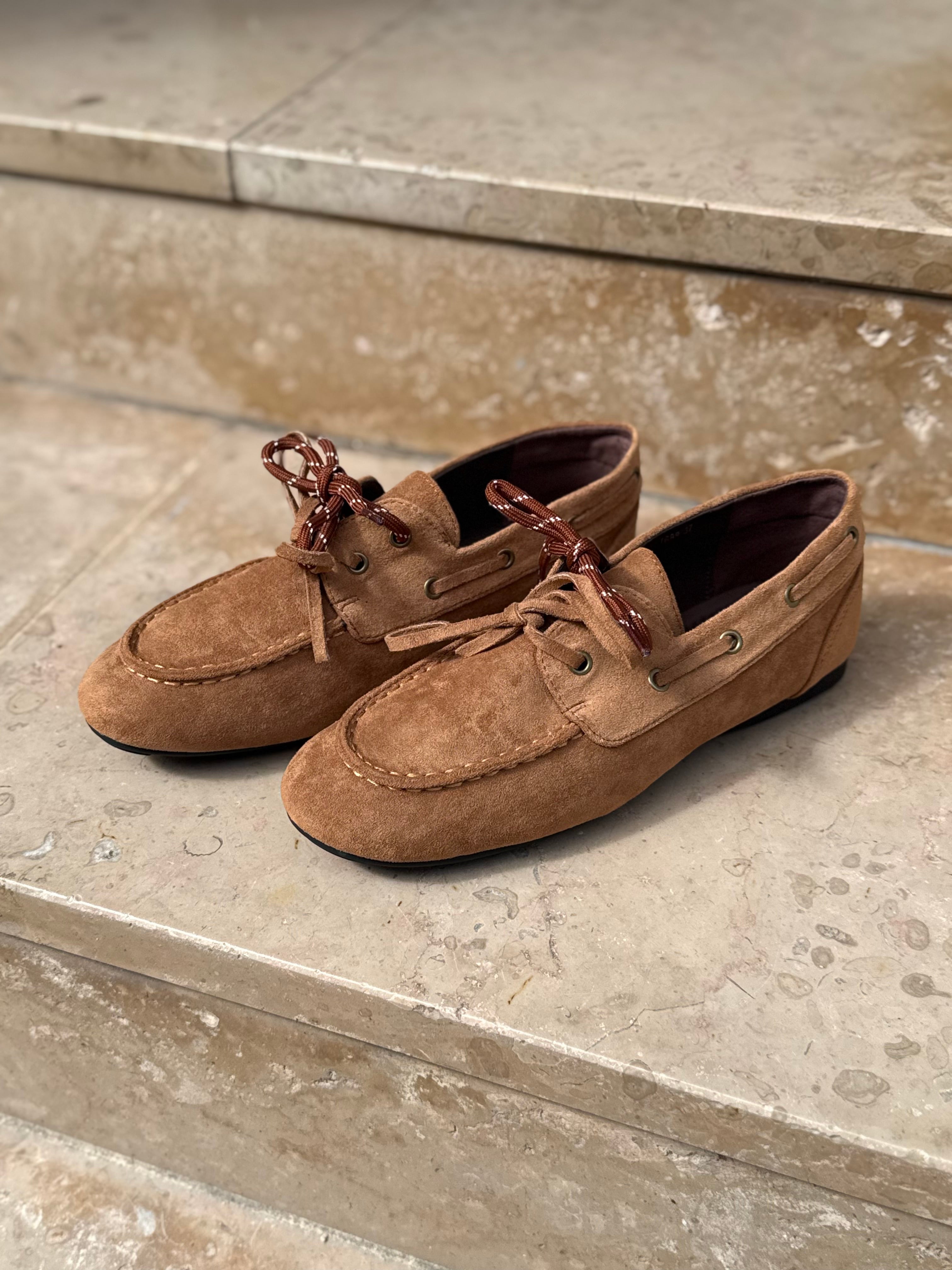 Paire de mocassins en daim camel LORA présentés de trois-quarts