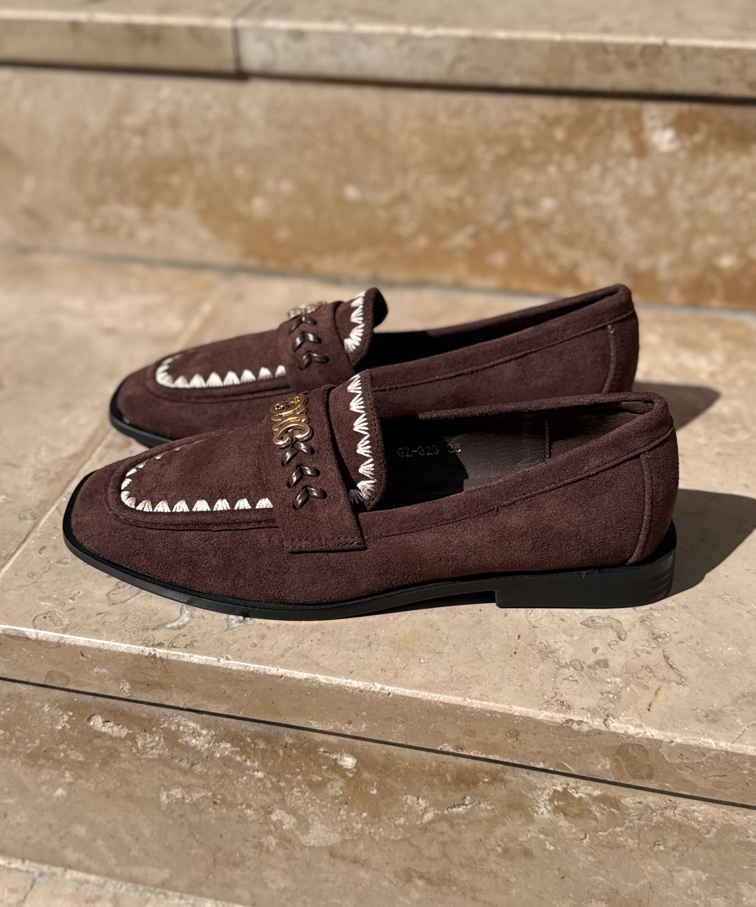 Mocassins en daim marron foncé LORA vue de côté