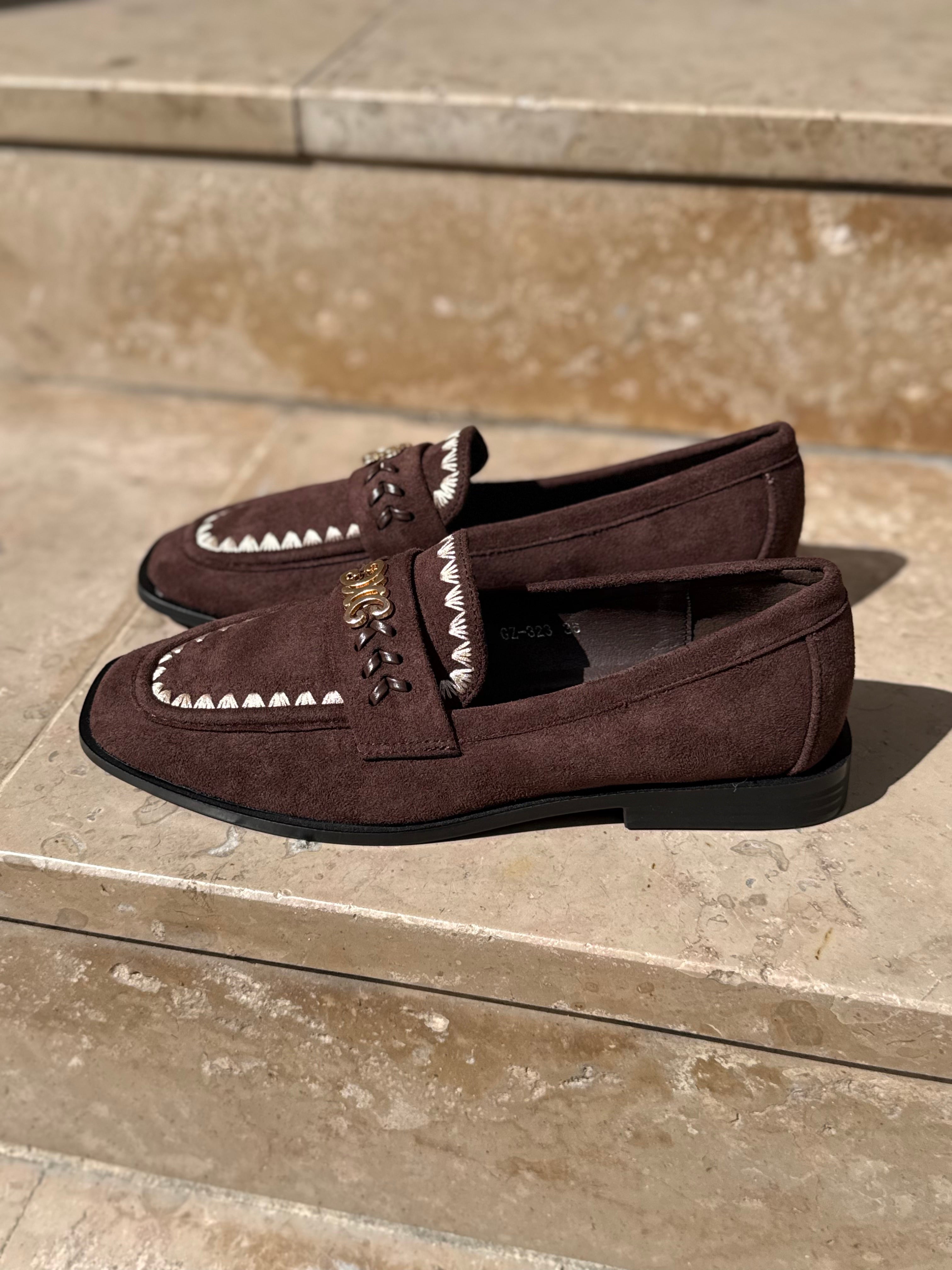 Mocassins en daim marron foncé LORA vue de côté