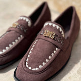 Mocassins en daim marron foncé LORA avec les détails 