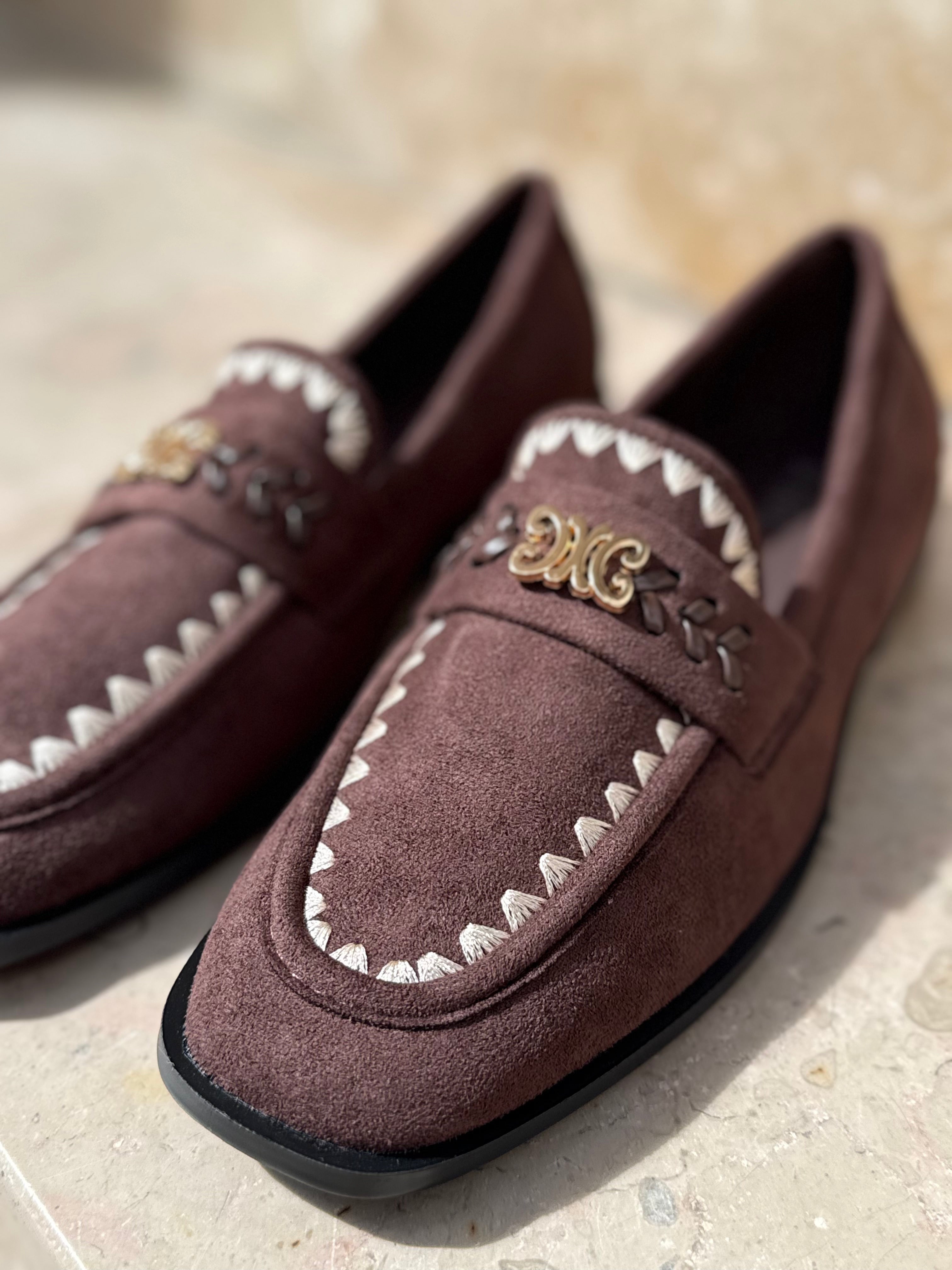 Mocassins en daim marron foncé LORA avec les détails 
