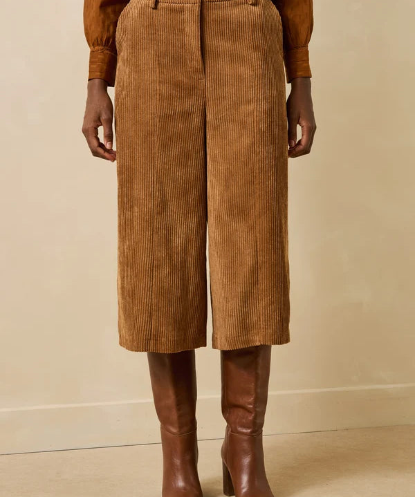 Visuel porté de face du bermuda long en velours côtelé cognac LA FÉE MARABOUTÉE Galiope avec des bottes en cuir