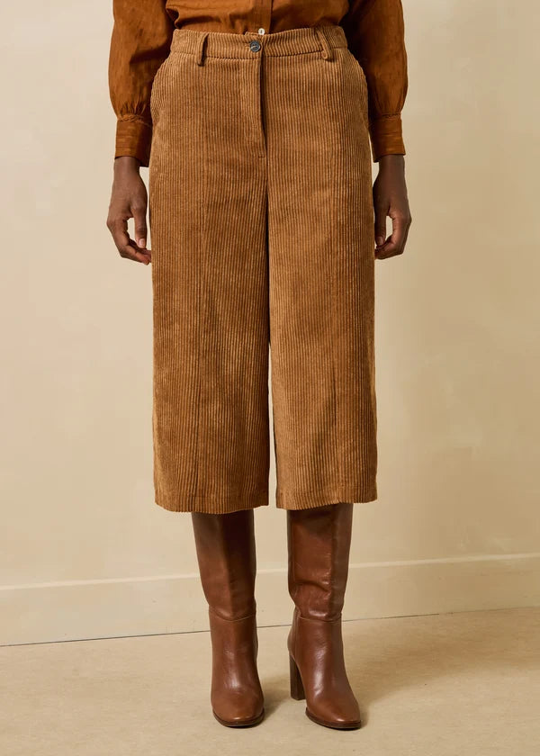 Visuel porté de face du bermuda long en velours côtelé cognac LA FÉE MARABOUTÉE Galiope avec des bottes en cuir