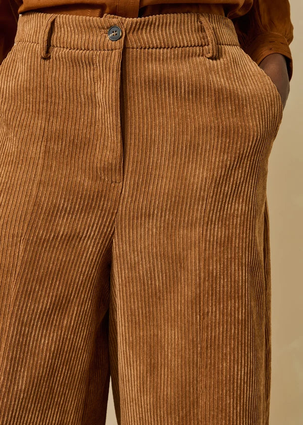 Gros plan sur la ceinture, la fermeture boutonnée et la poche italienne du bermuda cognac LA FÉE MARABOUTÉE Galiope