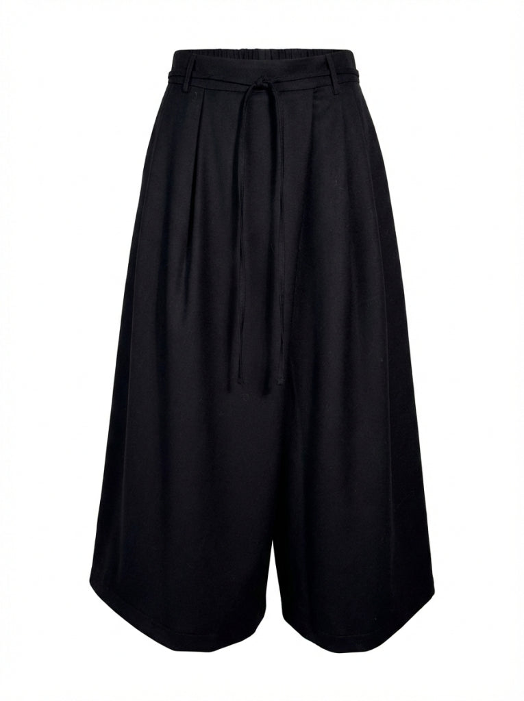 Visuel de face du pantalon court noir à jambes larges LA FÉE MARABOUTÉE Groom avec sa ceinture à nouer
