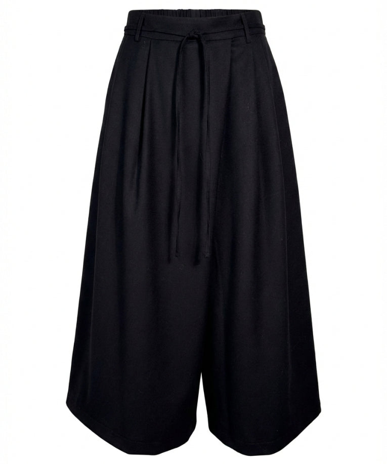 Visuel de face du pantalon court noir à jambes larges LA FÉE MARABOUTÉE Groom avec sa ceinture à nouer
