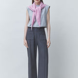 Pantalon wide leg gris carbone SUNCOO FEMME Jerry porté de face avec un t-shirt gris et pull rose noué