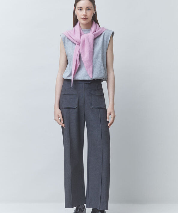 Pantalon wide leg gris carbone SUNCOO FEMME Jerry porté de face avec un t-shirt gris et pull rose noué
