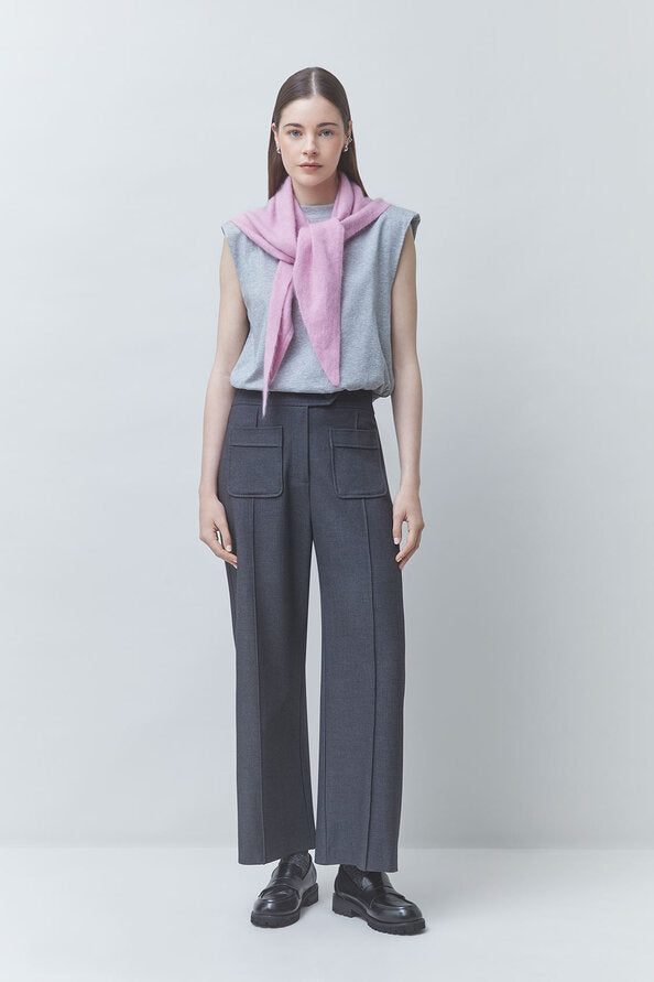 Pantalon wide leg gris carbone SUNCOO FEMME Jerry porté de face avec un t-shirt gris et pull rose noué