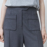 Zoom sur les poches plaquées avant et le bouton recouvert du pantalon gris carbone SUNCOO FEMME Jerry