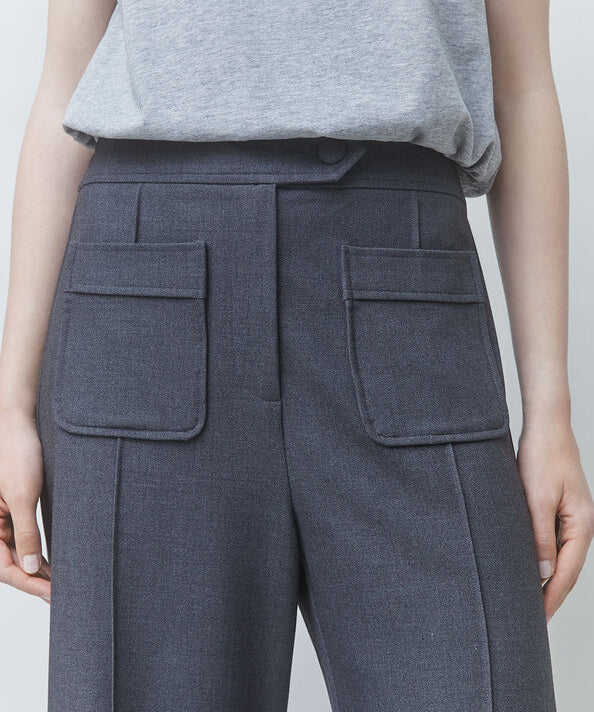 Zoom sur les poches plaquées avant et le bouton recouvert du pantalon gris carbone SUNCOO FEMME Jerry