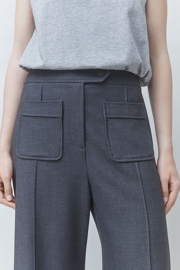 Zoom sur les poches plaquées avant et le bouton recouvert du pantalon gris carbone SUNCOO FEMME Jerry