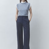 Pantalon fluide bleu nuit SUNCOO FEMME Jicky porté de face avec un pull sans manches gris et une ceinture assortie