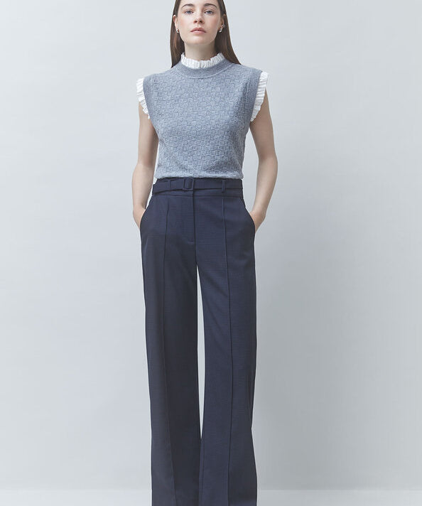 Pantalon fluide bleu nuit SUNCOO FEMME Jicky porté de face avec un pull sans manches gris et une ceinture assortie