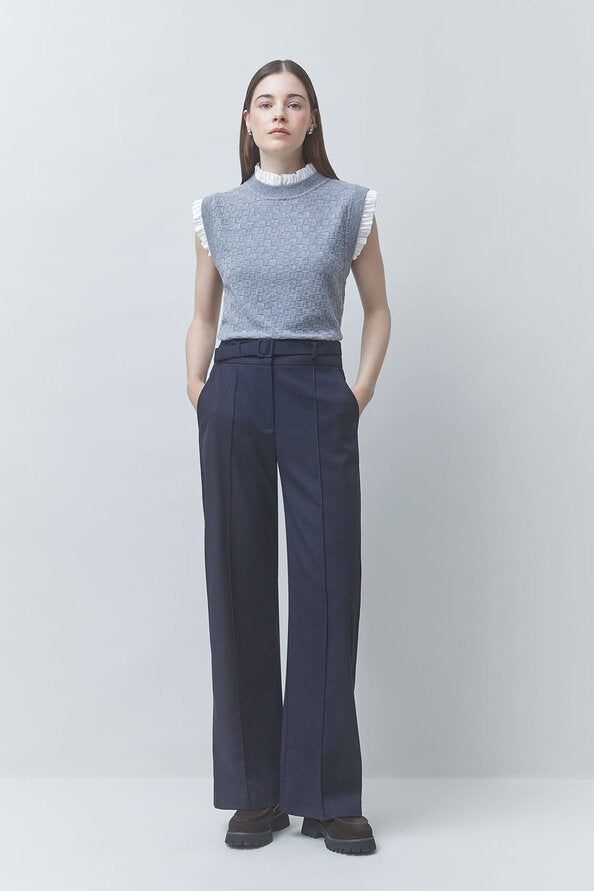 Pantalon fluide bleu nuit SUNCOO FEMME Jicky porté de face avec un pull sans manches gris et une ceinture assortie