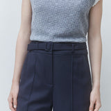 Zoom sur la ceinture fine à boucle ton sur ton et les liserés en relief du pantalon bleu nuit SUNCOO FEMME Jicky