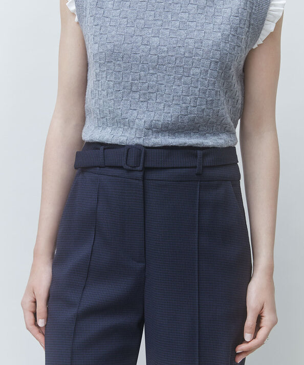 Zoom sur la ceinture fine à boucle ton sur ton et les liserés en relief du pantalon bleu nuit SUNCOO FEMME Jicky