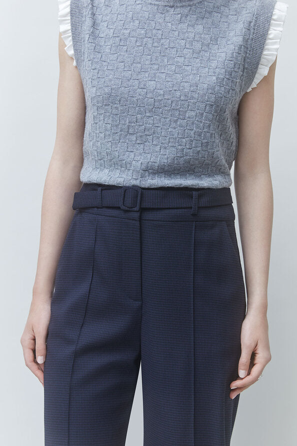 Zoom sur la ceinture fine à boucle ton sur ton et les liserés en relief du pantalon bleu nuit SUNCOO FEMME Jicky