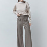 Pantalon wide leg taupe à motif pied-de-poule SUNCOO FEMME John porté de face avec un pull beige
