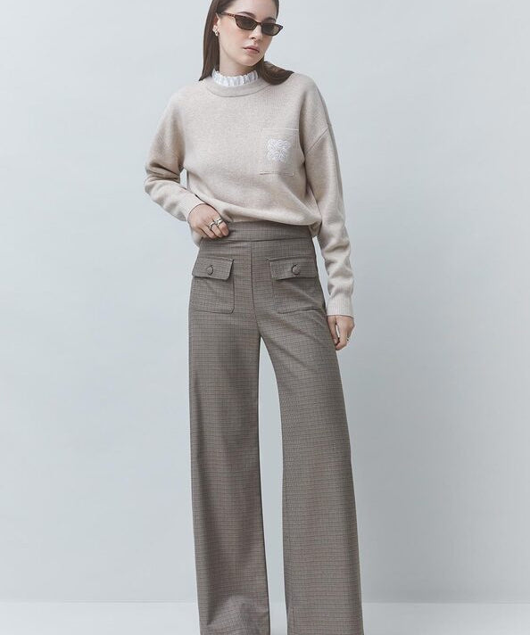 Pantalon wide leg taupe à motif pied-de-poule SUNCOO FEMME John porté de face avec un pull beige