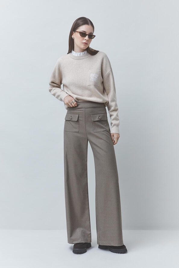 Pantalon wide leg taupe à motif pied-de-poule SUNCOO FEMME John porté de face avec un pull beige